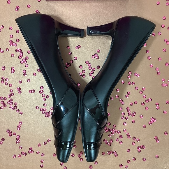 EASY STREET JENNA BLACK PATENT PUMP - Picture 5 of 11